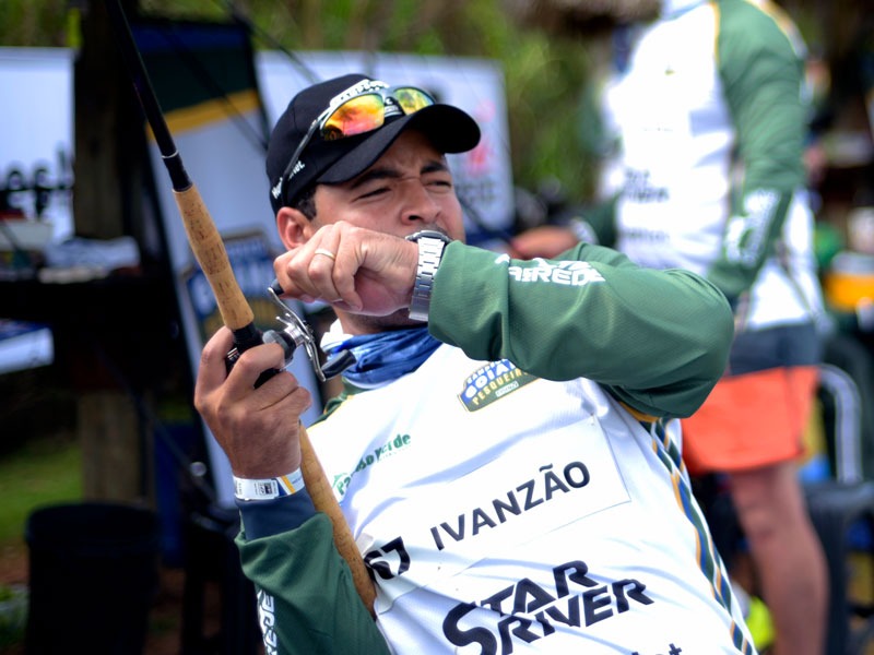 Pescador na etapa goiana fisgando um peixe