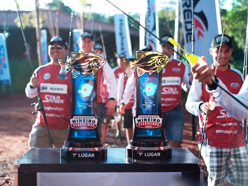 Competidores da primeira etapa em Minas Gerais passando pelos troféus