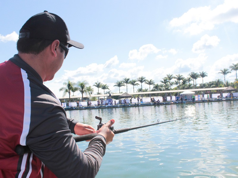 Pescador em disputa no Campeonato Brasileiro em Pesqueiros